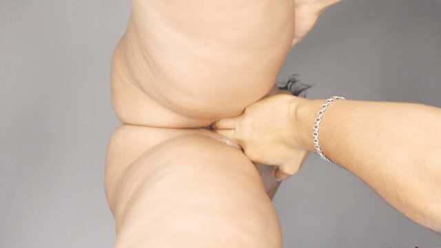 Сводный брат приучает сестру к оральному сексу