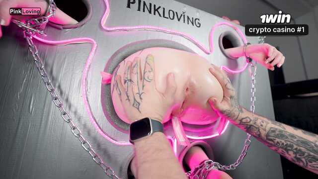 Устал трахать рабыню и вставил игрушку в задницу