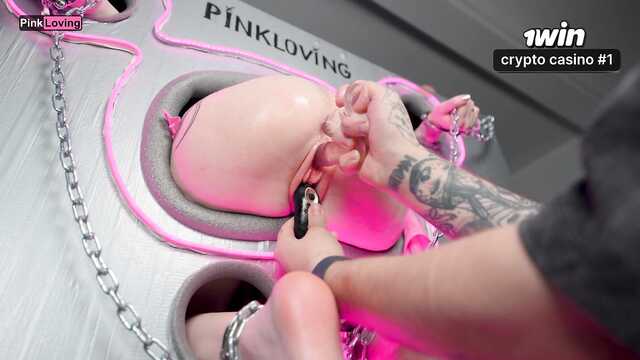 Устал трахать рабыню и вставил игрушку в задницу