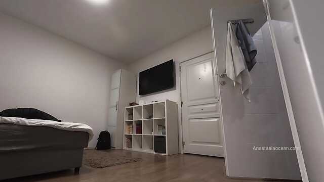 Специально уронила полотенце перед курьером