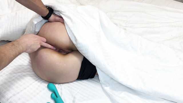 Падчерица опять дрочила, пришлось помочь кончить