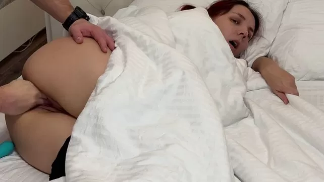 Падчерица опять дрочила, пришлось помочь кончить