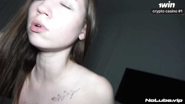 Снимай презерватив и кончай сестренке на животик