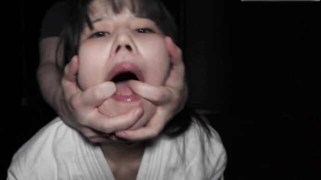 Молодая азиатка в восторге, что ее трахают трое