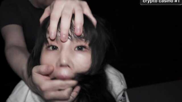 Молодая азиатка в восторге, что ее трахают трое