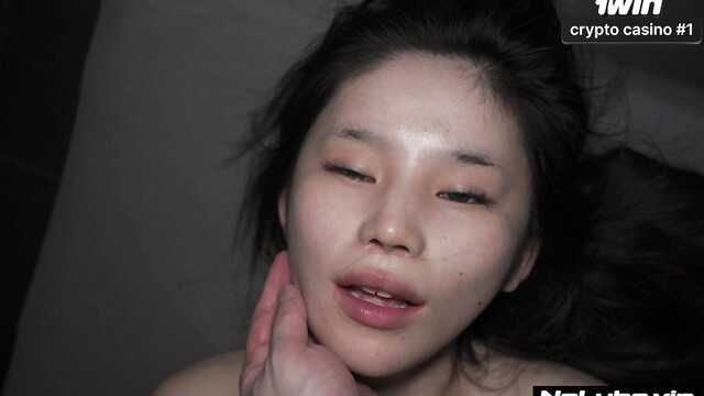 Молодая азиатка в восторге, что ее трахают трое