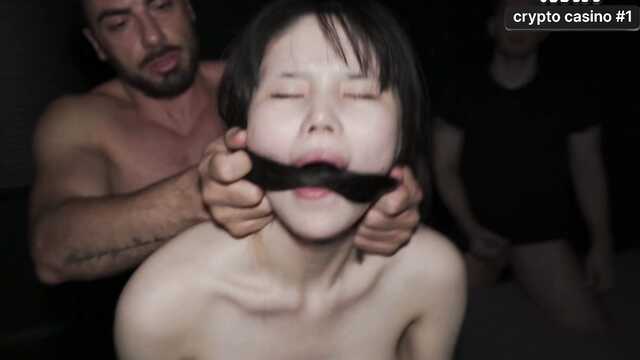 Молодая азиатка в восторге, что ее трахают трое