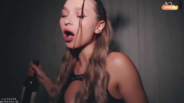 Милая соседка напилась и помогла опустошить яйца