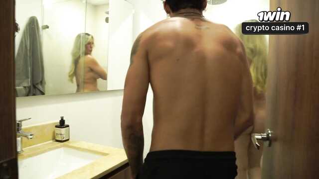 Наглый пасынок подсматривает за голой мачехой