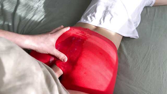 Домашний секс в лосинах с окончанием в киску