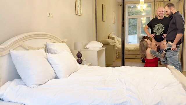 В два члена натягивают жену, а рогатый муж снимает