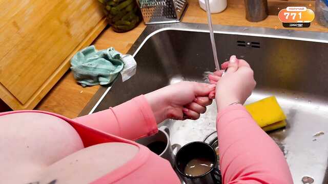 Пухлая русская уборщица в получает сперму в киску