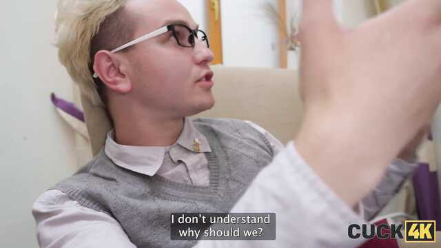 Знойная брюнетка наслаждается сексом перед мужем