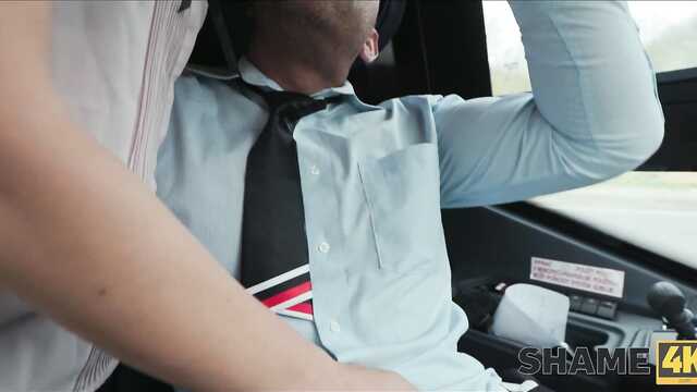 Знойная учительница устроила мжм секс в автобусе