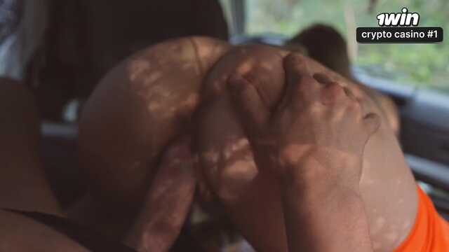 Мы устроили романтический секс в машине среди леса