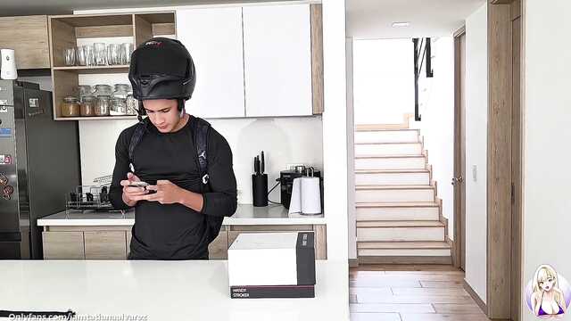 Ебусь с курьером, потому что у него большой член