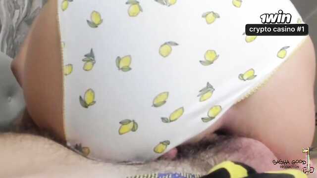 Эластичная девушка села тугой попкой на стояк друга