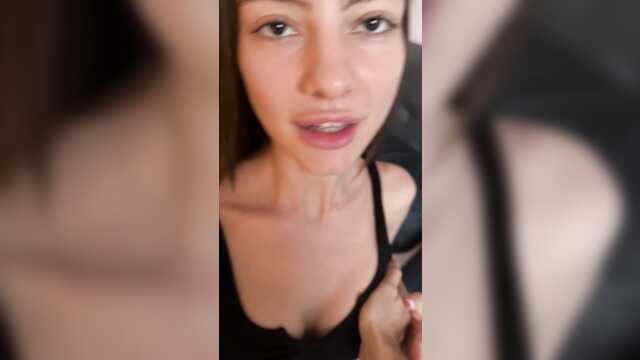 Я отвлек девушку от работы и кончил ей на спину