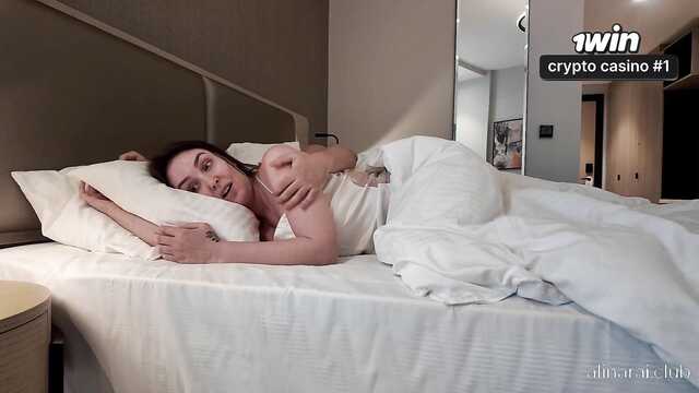 Пасынок лег в постель к мачехе и засунул между ног