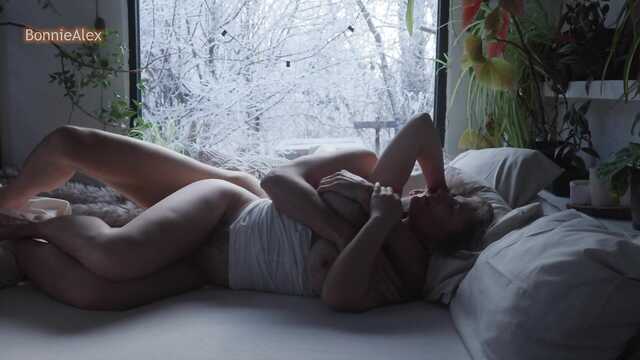 Секс помогает согреться морозным зимним утром