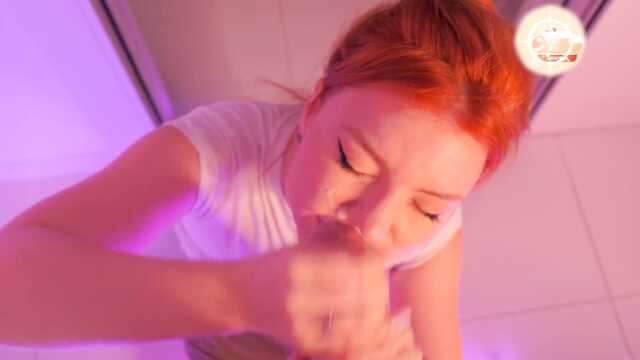 Отсосала и насладилась теплой спермой друга