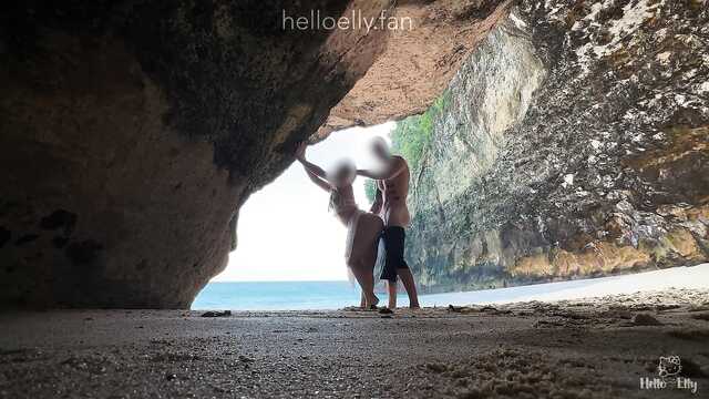 Парочка путешествует и ебется в красивых местах