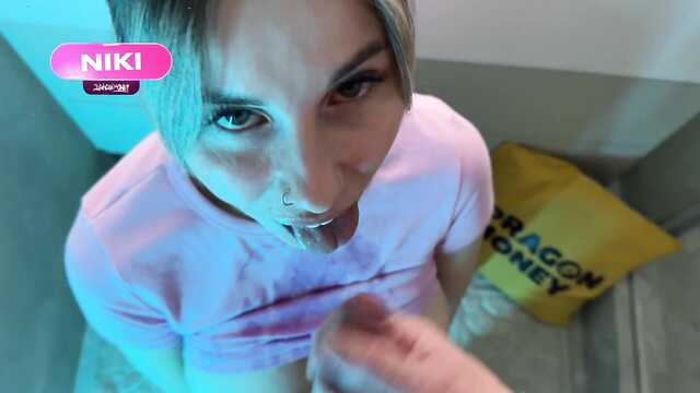 Слюнявый домашний минет снятый крупным планом