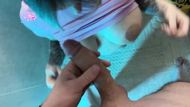 Слюнявый домашний минет снятый крупным планом