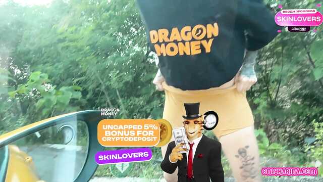 Телка забралась в тачку и удовлетворила незнакомца