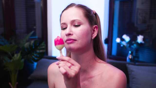 Сексуальное поедание мороженого, которое заводит