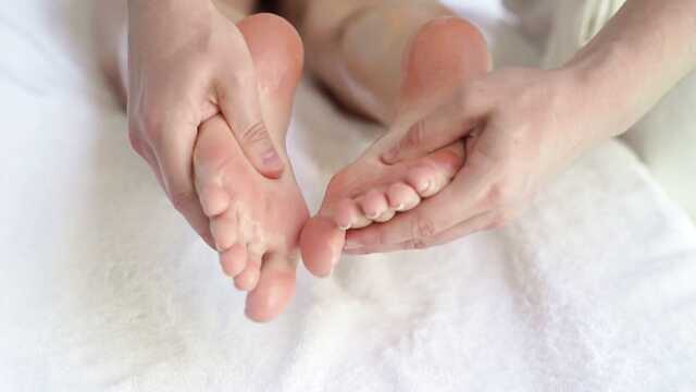 Во время сеанса красивая азиатка дала массажисту