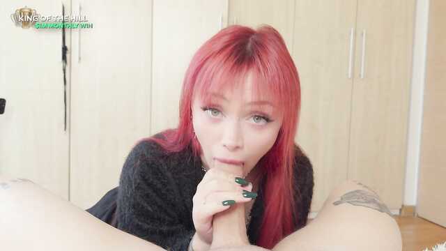 Симпатичная мягко опускается на мой большой пенис