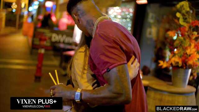 Мощным черным хуем негр ебет меня до беспамятства