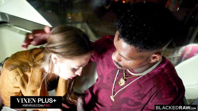 Мощным черным хуем негр ебет меня до беспамятства