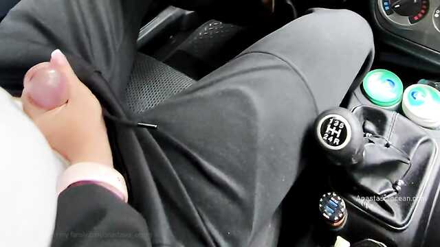 В машине дрочу и отсасываю своему любимому боссу