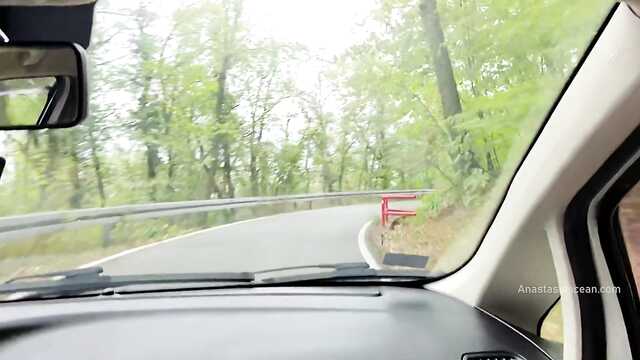 В машине дрочу и отсасываю своему любимому боссу