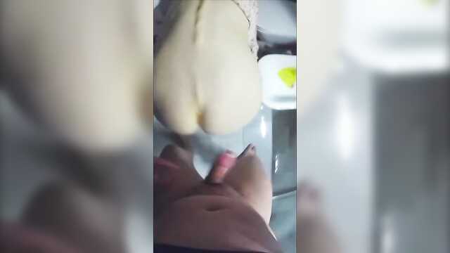 Близкий друг пробует попку моей жены, а я наблюдаю