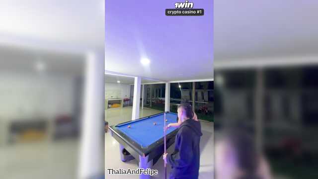 На бильярдном столе мужик ебет пышную студентку