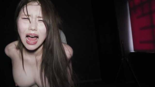 Очень грубо трахают письку миниатюрной азиатки