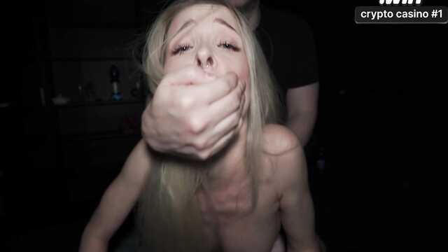 Блондинка сама умоляла парней кончить на лицо