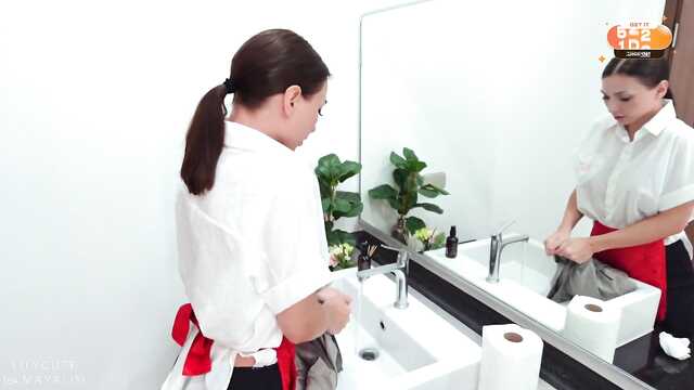 Официантка перепутала заказ и расплатилась сексом