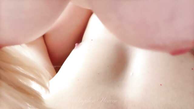 Блондинка с большой грудью сладко кончает утром