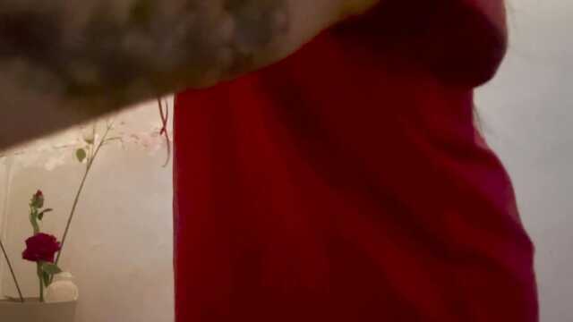 Аргентинская мамка сексуально двигает задницей