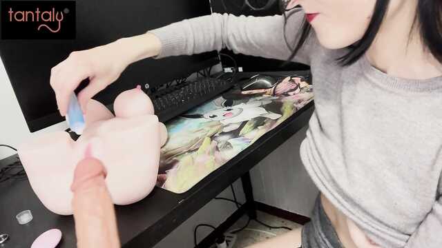 В лохматую пизденку вставила большой вибратор