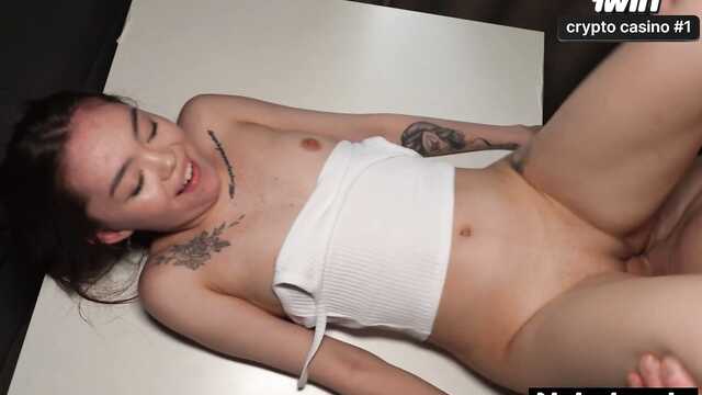 Красивую телку связали скотчем и поимели на кухне