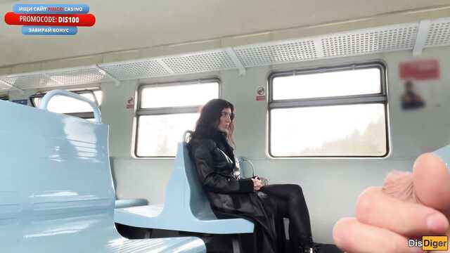 Телка была шокирована, увидев эрегированный член