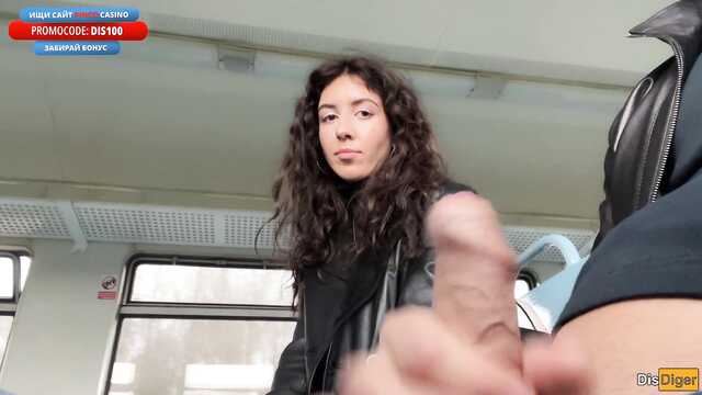 Телка была шокирована, увидев эрегированный член