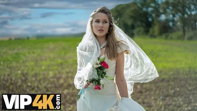 В просторной машине невеста трахается в парой