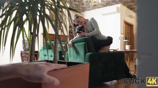 Рогоносец снимает на видео, как жена скачет на хую