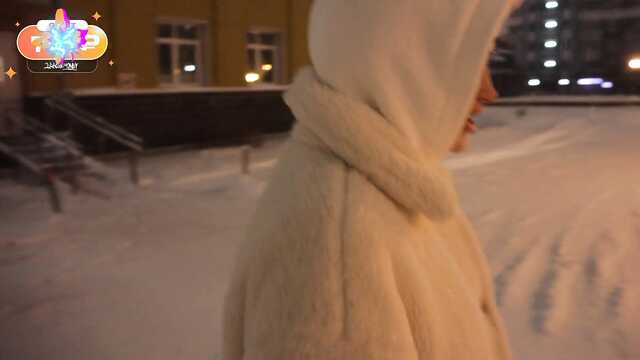 Я делаю минет незнакомцу в подъезде и жру сперму